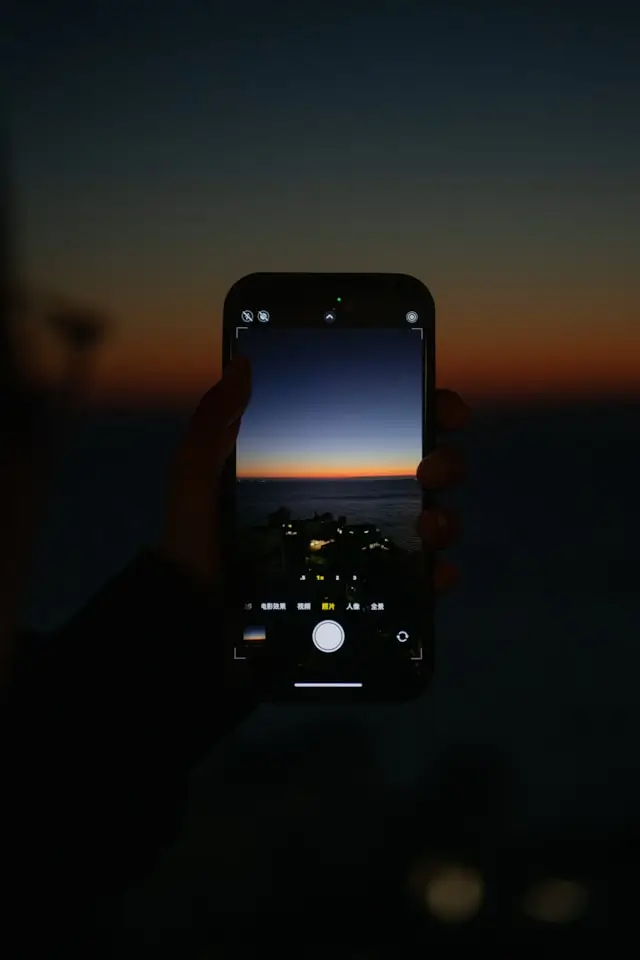 Bedienung des iPhone Nachtmodus: Das gelbe Mond-Symbol und der Schieberegler für die Belichtungszeit bei der Handyfotografie bei Nacht.